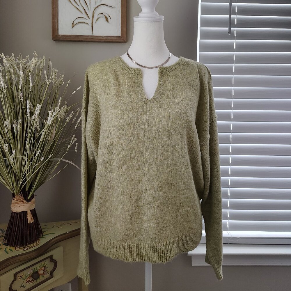 NWOT American Eagle - Light Heather Green - V Neck  Sweater - X-Small